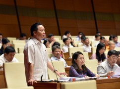 Bộ trưởng Bộ Tài nguyên và Môi trường Trần Hồng Hà phát biểu giải trình trước Quốc hội sáng 28/5. Ảnh: Quốc Khánh