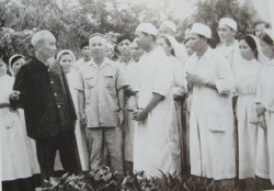 Bác Hồ thăm Bệnh xá Vân Đình, Hà Tây (tháng 4-1963). Người căn dặn: “Lương y như từ mẫu”. (Ảnh tư liệu)