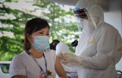 Hàng trăm nghìn công nhân trong các khu công nghiệp ở Bắc Ninh, Bắc Giang được tiêm vaccine phòng COVID-19. Ảnh TTXVN