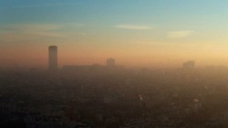 Tháp Montparnasse ở Paris (Pháp) được nhìn từ khinh khí cầu Generali đo chất lượng không khí