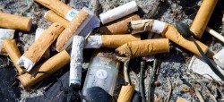 Tàn thuốc lá và vỏ thuốc lá điện tử được tìm thấy trong một cuộc dọn dẹp bãi biển ở Mỹ. Ảnh: Unsplash / Brian Yurasits