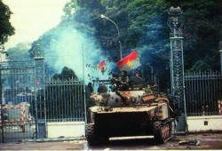 10h45' ngày 30/4/1975, xe tăng quân giải phóng tiến vào Dinh Độc Lập, đánh dấu sự toàn thắng của cuộc đấu tranh giải phóng miền Nam, thống nhất đất nước - Ảnh: Quân đội nhân dân