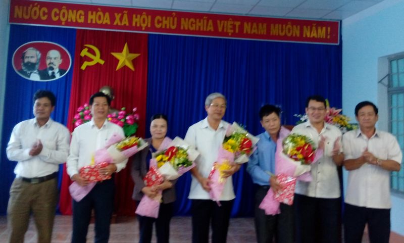 Lãnh đạo Sở TN&MT tỉnh Kon Tum tặng hoa các công chức, viên chức nhân Ngày Nhà giáo Việt Nam