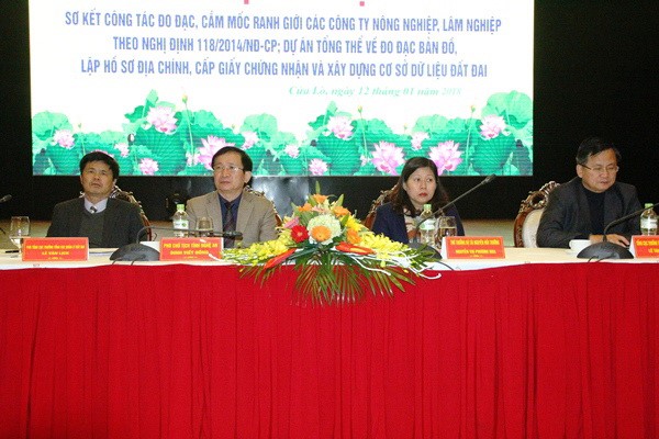 Thứ trưởng Bộ Tài nguyên và Môi trường Nguyễn Thị Phương Hoa và lãnh đạo Tổng cục Quản lý đất đai, lãnh đạo UBND tỉnh Nghệ An cùng chủ trì hội nghị