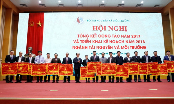 Bộ trưởng Trần Hồng Hà trao tặng Cờ thi đua của Bộ Tài nguyên và Môi trường