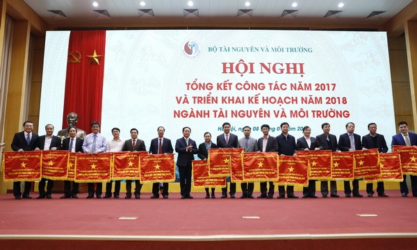Bộ trưởng Trần Hồng Hà trao tặng Cờ thi đua của Bộ Tài nguyên và Môi trường