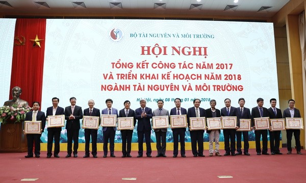 Thứ trưởng Nguyễn Linh Ngọc trao tặng Bằng khen của Bộ trưởng Bộ Tài nguyên và Môi trường