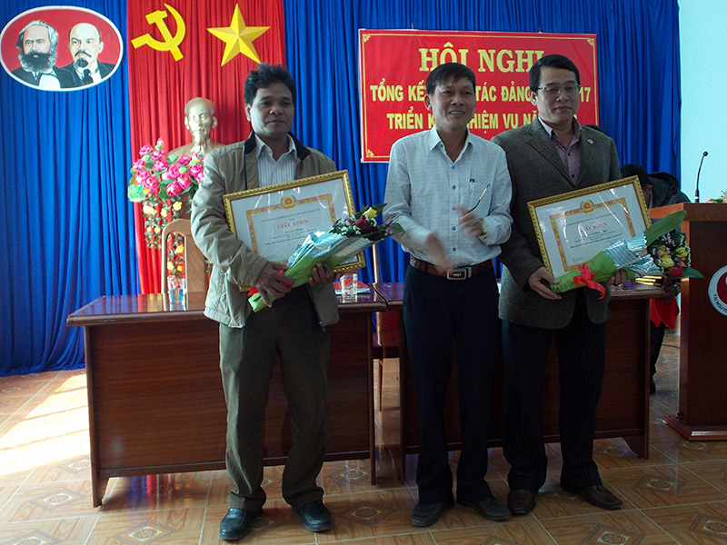 Đ/c Lê Quang Trưởng trao giấy khen cho đảng viên đủ tư cách hoàn thành xuất sắc nhiệm vụ năm 2017.
