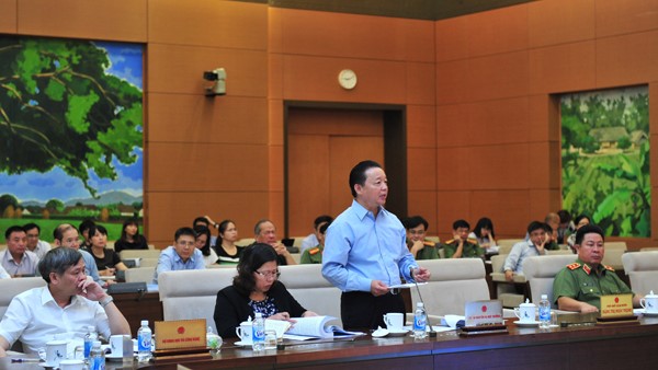 Bộ trưởng Bộ TN&MT Trần Hồng Hà báo cáo Dự án Luật Đo đạc và Bản đồ Việt Nam tại phiên họp của Ủy ban Thường vụ Quốc hội ngày 12/9/2017 (ảnh: Quốc Khánh)