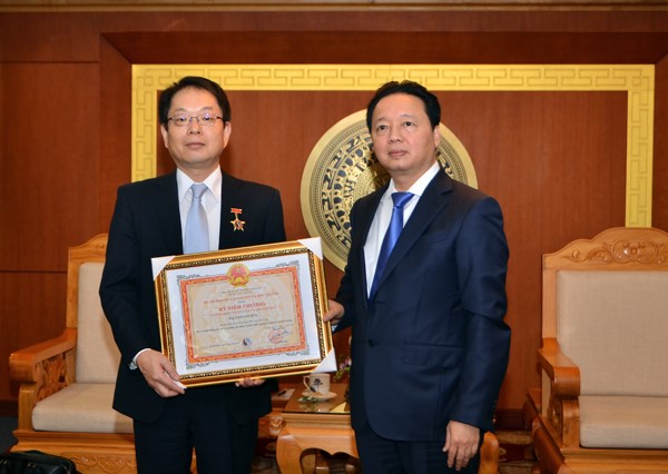 Bộ trưởng Trần Hồng Hà trao Kỷ niệm chương Vì sự nghiệp Tài nguyên và Môi trường cho ngài Yasuo FUJITA