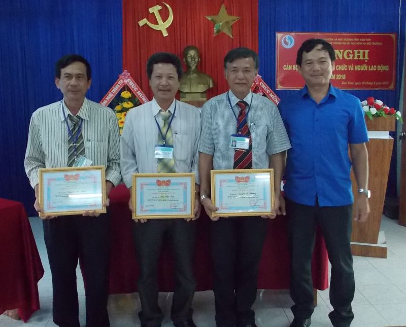 Đ/c Nguyễn Đình Khải – Chánh văn phòng Sở thay mặt lãnh đạo Sở Trao tặng Danh hiệu Chiến sỹ thi đua cấp cơ sở cho các đồng chí đã hoàn thành xuất sắc nhiệm vụ trong năm 2017