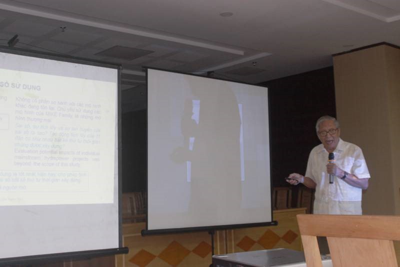 Giáo sư Nguyễn Ngọc Trân trình bày ý kiến góp ý tại Hội thảo