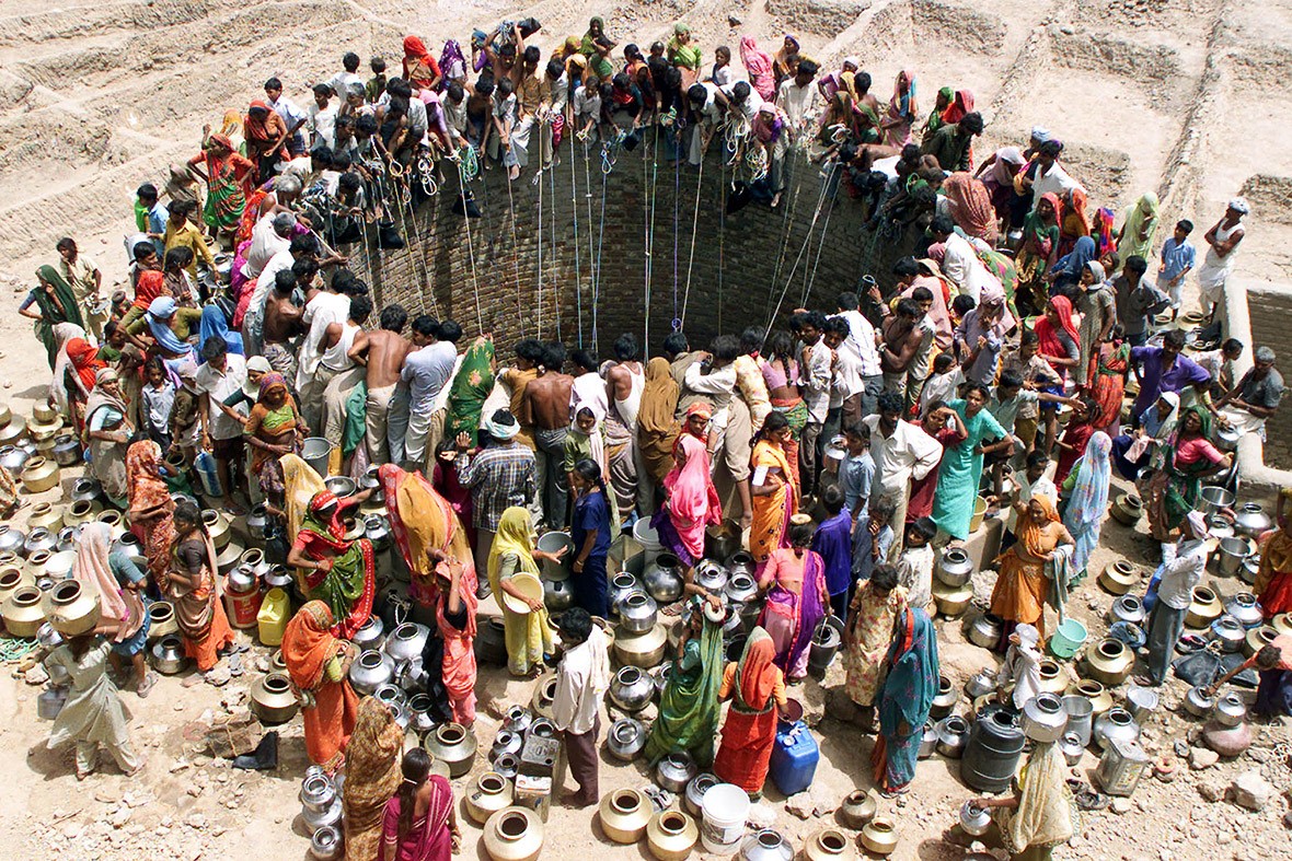 Người dân tụ tập lấy nước từ một giếng lớn ở làng Natwarghad, miền tây Gujarat- Ảnh: Reuters