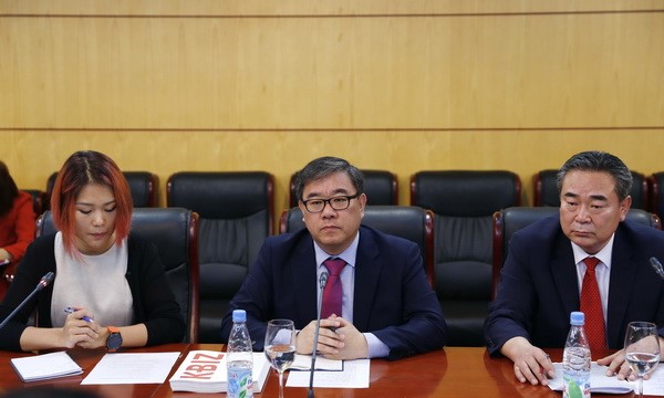Ông Kim Taehwan (giữa), Vụ trưởng Vụ Hợp tác thương mại quốc tế, Bộ Doanh nghiệp vừa, nhỏ và khởi nghiệp; ông Choi Young Seol (bên phải), Giám đốc Công ty BJC, Hàn Quốc tại buổi làm việc