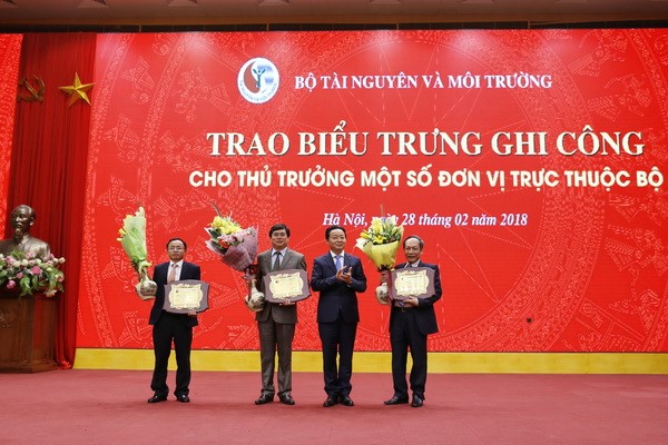 Bộ trưởng Bộ TN&MT Trần Hồng Hà trao Biểu trưng ghi công cho các đồng chí Lê Văn Hợp, Nguyễn Đắc Đồng, Phạm Ngọc Sơn