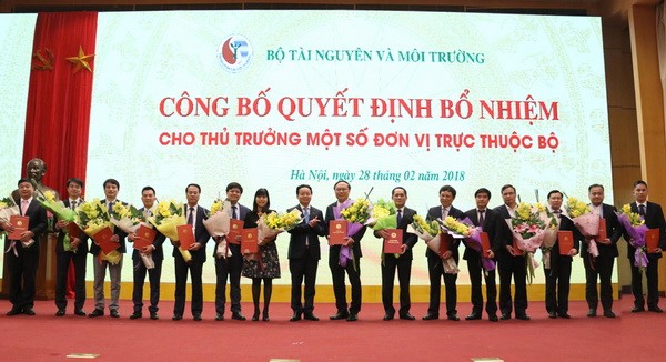  Bộ trưởng Bộ TN&MT Trần Hồng Hà trao Quyết định và tặng hoa cho các cán bộ được bổ nhiệm