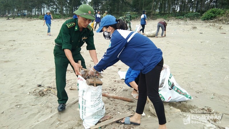 Bộ đội biên phòng Nghệ An tham gia làm sạch môi trường biển