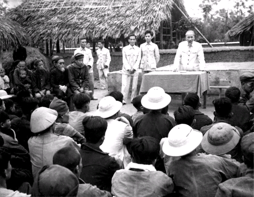 Bác Hồ nói chuyện với nông dân và xã viên Hợp tác xã nông nghiệp Lai Sơn, Vĩnh Phúc, ngày 30-3-1958.  (Ảnh: Bảo tàng Hồ Chí Minh)