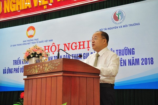 Ông Nguyễn Thế Đồng – Phó Tổng cục trưởng Tổng Cục Môi trường báo cáo tình hình thực hiện chính sách, pháp luật về BVMT khu vực miền Trung và Tây Nguyên. 
