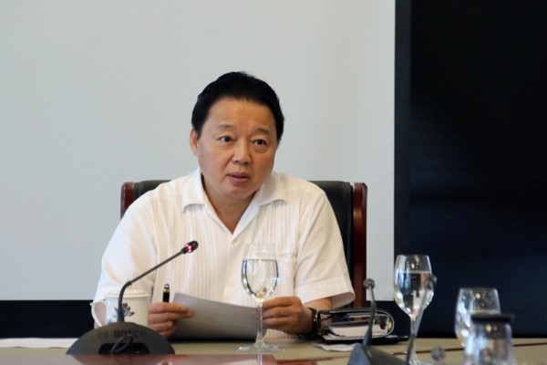 Bộ trưởng Bộ TN&MT Trần Hồng Hà phát biểu chỉ đạo tại cuộc họp.