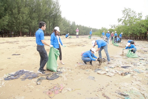 Ra quân vệ sinh môi trường biển tại 06 xã ven biển của huyện Hậu Lộc, tỉnh Thanh Hóa