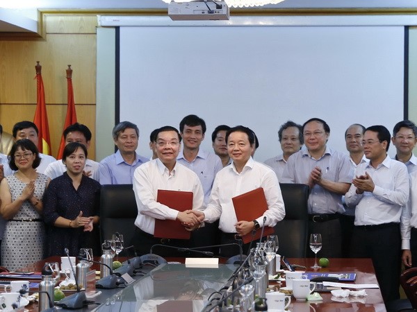 Bộ trưởng Bộ TN&MT Trần Hồng Hà và Bộ trưởng Bộ KH&CN Chu Ngọc Anh ký chương trình hợp tác mới giữa hai Bộ