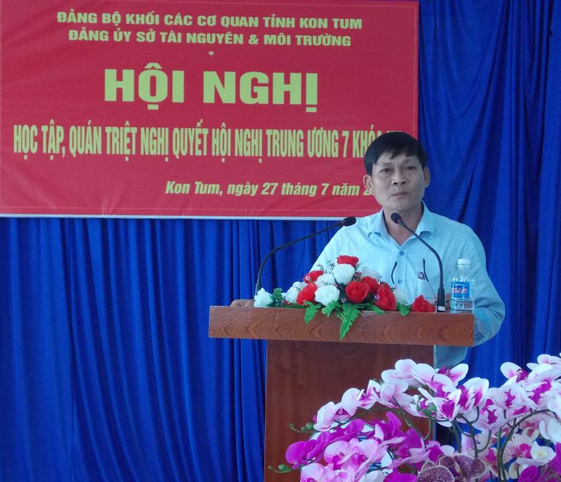 Đ/c Lê Quang Trưởng, Phó bí thư Đảng ủy Sở truyền đạt Nghị quyết số 28-NQ/TW.