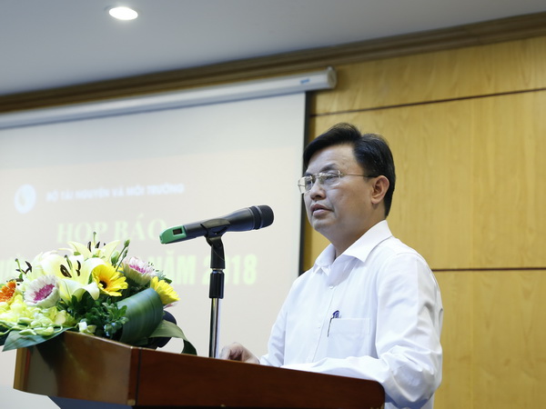 Ông Hoàng Văn Thức, Phó Tổng cục trưởng Tổng cục Môi trường báo cáo về tình hình phế liệu nhập khẩu vào Việt Nam và các giải pháp tại họp báo quý II năm 2018 của Bộ TN&MT