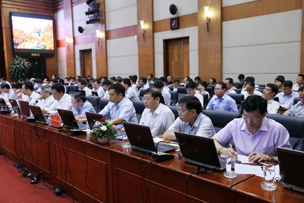 Các đại biểu sử dụng tài liệu số tại Hội nghị