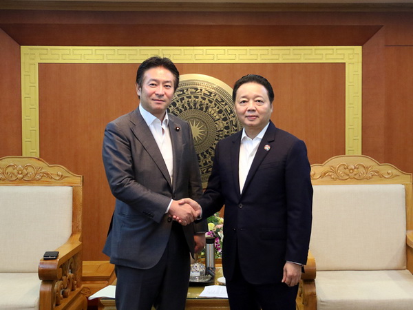 Bộ trưởng Trần Hồng Hà và ông Tsukasa Akimoto, Thứ trưởng thường trực Bộ Đất đai, Hạ tầng, Giao thông và Du lịch Nhật Bản