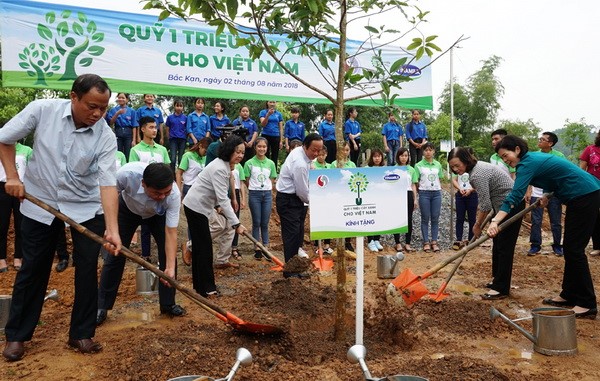 Các đại biểu tham dự buổi Lễ trồng cây trong chương trình “Quỹ 1 triệu cây xanh cho Việt Nam”