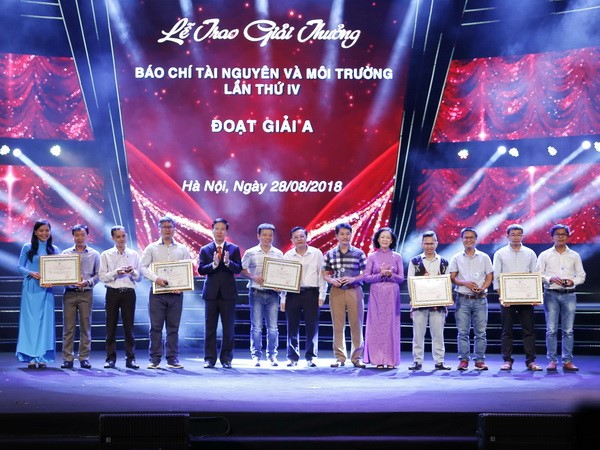 Trưởng Ban Tuyên giáo Trung ương Võ Văn Thưởng và Trưởng Ban Dân vận Trung ương Trương Thị Mai trao giải A cho các tác giả có tác phẩm đoạt giải
