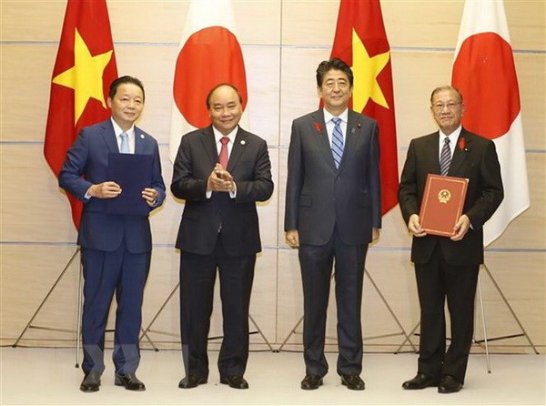 Hai Thủ tướng chứng kiến lễ ký Bản ghi nhớ về hợp tác trong lĩnh vực chính sách biển và đại dương giữa Bộ Tài nguyên và Môi trường Việt Nam và Văn phòng Nội các Nhật Bản. Ảnh: TTXVN