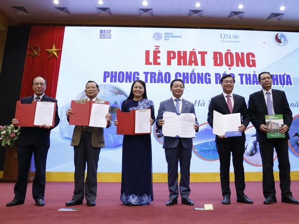 Bộ trưởng Trần Hồng Hà cùng lãnh đạo các tổ chức chính trị xã hội trao cam kết chống rác thải nhựa