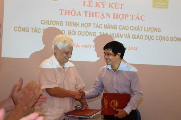 TS. Nguyễn Đức Toàn và TS. Nguyễn Ngọc Sinh ký kết thỏa thuận hợp tác đào tạo bồi dưỡng về bảo vệ môi trường