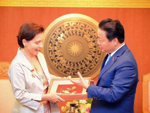 Bộ trưởng Bộ TN&MT Trần Hồng Hà trao quà cho Đại sứ Italia tại Việt Nam