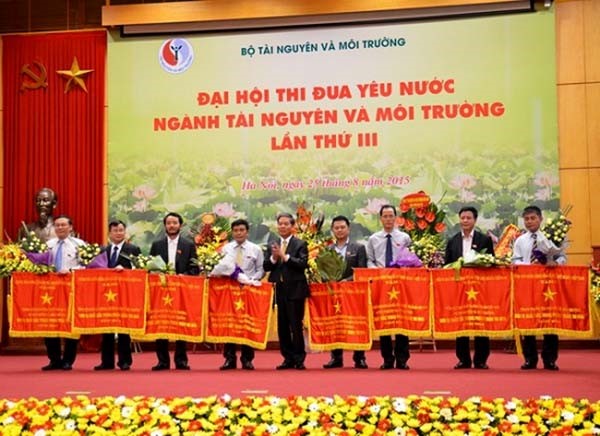 Ông Lê Quốc Trung, đại diện Thanh tra Bộ TN&MT (ngoài cùng bên phải) nhận Cờ Thi đua của Chính phủ. Ảnh: TH