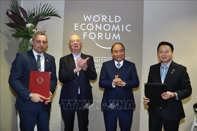 Thủ tướng Chính phủ Nguyễn Xuân Phúc và Chủ tịch WEF Klaus Schwab chứng kiến Lễ ký kết Ý định thư giữa Bộ Tài nguyên và Môi trường và WEF về hợp tác trong vấn đề rác thải nhựa (Nguồn: TTXVN)