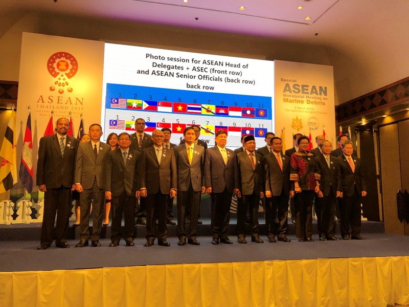 Thứ trưởng Bộ TN&MT Trần Quý Kiên (đứng thứ 5 từ trái sang) cùng đại biểu các nước ASEAN tham dự Hội nghị đặc biệt Bộ trưởng ASEAN về rác thải biển