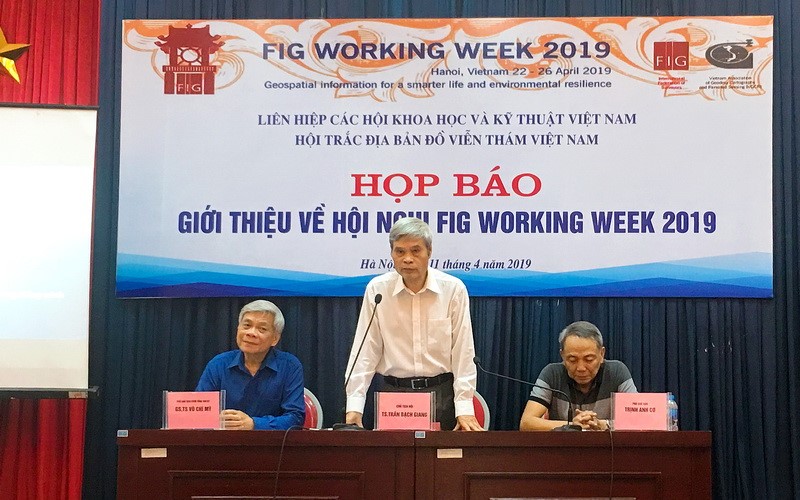 TS. Trần Bạch Giang, Chủ tịch Hội Trắc địa - Bản đồ - Viễn thám Việt Nam phát biểu tại họp báo