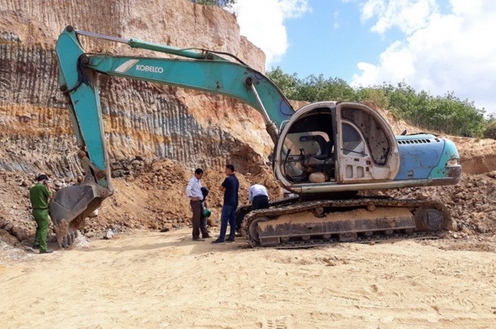 Một điểm khai thác đất sét trái phép quy mô lớn vừa mới được phát hiện tại thôn Thanh Trung, phường Ngô Mây