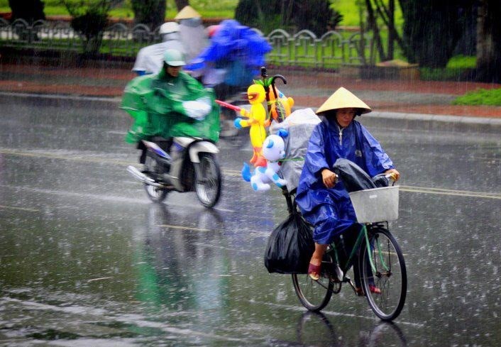 Sáng nay (12/6), khu vực vùng núi Bắc Bộ có mưa rào và dông rải rác (lượng mưa phổ biến 5-15mm/12 giờ), riêng các tỉnh Lai Châu, Lào Cai, Hà Giang, Tuyên Quang, Cao Bằng, Bắc Kạn có khả năng có mưa vừa, mưa to, có nơi mưa rất