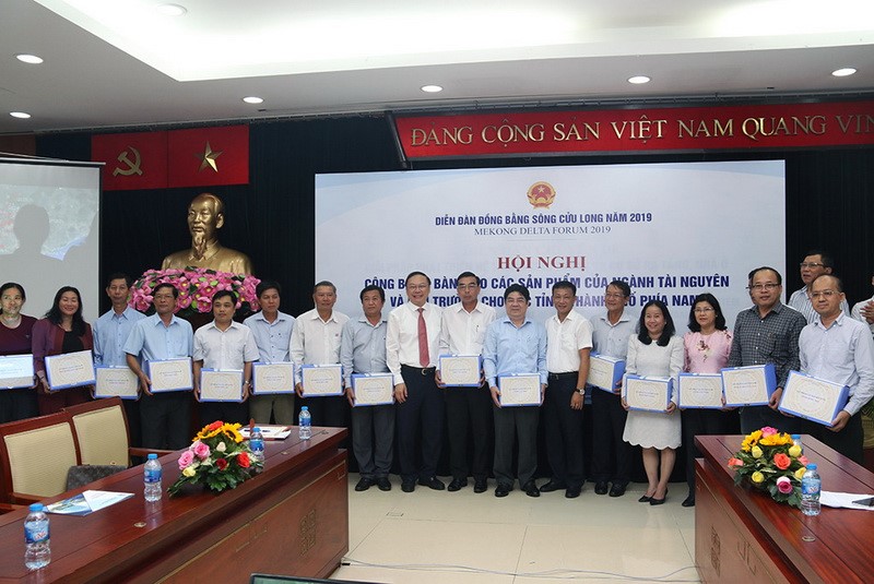 Thứ trưởng Lê Công Thành trao các sản phẩm kỹ thuật của ngành Tài nguyên và Môi trường cho các tỉnh Nam Bộ