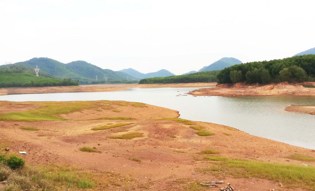 Nhiều hồ chứa nước ở Thừa Thiên - Huế đang trải qua thời gian khô cạn. Ảnh: MH