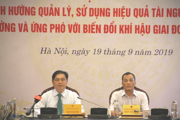 Ông Phan Xuân Dũng – Chủ nhiệm Ủy ban Khoa học, Công nghệ và Môi trường của Quốc hội (bên trái) và ông Trần Văn Minh - Phó Chủ nhiệm Ủy ban Khoa học, Công nghệ và Môi trường của Quốc hội chủ trì hội thảo