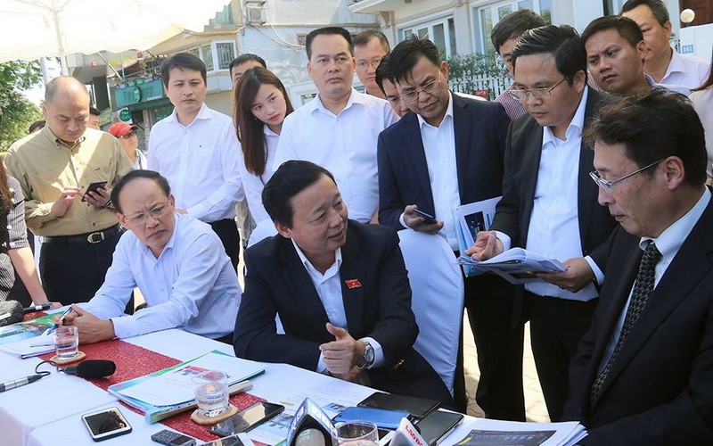 Bộ trưởng Trần Hồng Hà cùng Tổng cục trưởng Tổng cục Môi trường Nguyễn Văn Tài trao đổi các vấn đề liên quan đến dự án xử lý nước trong thời gian qua với đại diện công ty JVE