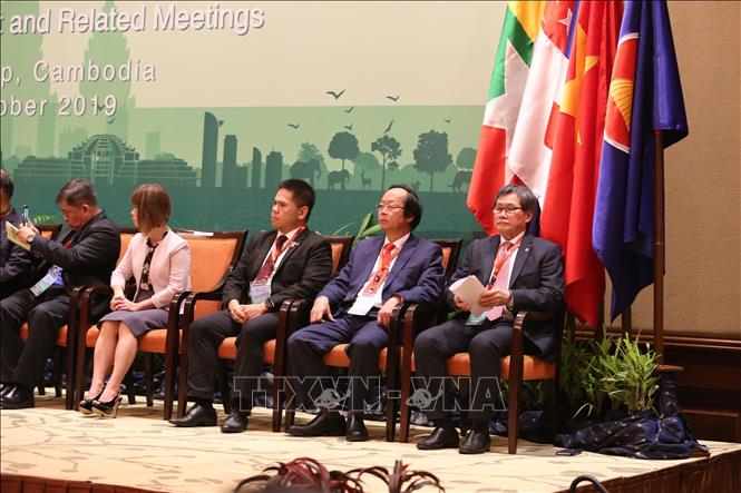 Thứ trưởng Bộ Tài nguyên và Môi trường Võ Tuấn Nhân (thứ hai, từ phải sang) dẫn đầu đoàn Việt Nam tham dự hội nghị. Ảnh: Trần Long/PV TTXVN tại Campuchia