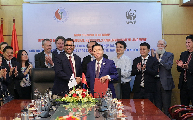 Bộ trưởng Trần Hồng Hà cùng Ông Prasanna De Silva, Giám đốc toàn cầu phụ trách hoạt động của các văn phòng WWF ký Biên bản ghi nhớ hợp tác