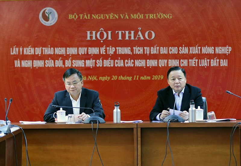 Bộ trưởng Bộ Tài nguyên và Môi trường Trần Hồng Hà (bên phải) và ông Lê Thanh Khuyến, Tổng cục trưởng Tổng cục Quản lý đất đai chủ trì Hội thảo