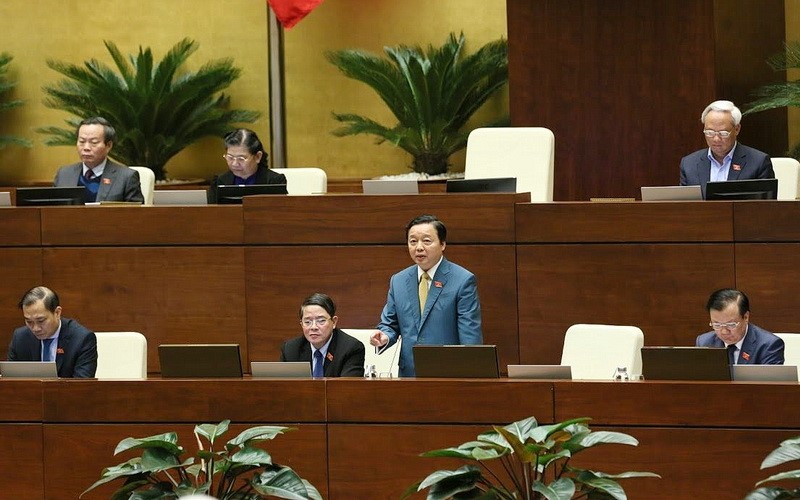 Bộ trưởng Trần Hồng Hà giải trình với Quốc hội về đề xuất lùi thời gian thu tiền cấp quyền khai thác khoáng sản và tài nguyên nước. Ảnh: Quốc Khánh